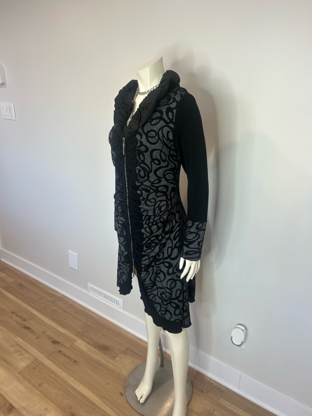 Gorgeous Black and Gray Ruffle-Trim Zip-Front Tunic❤️M - Picture 9 of 14